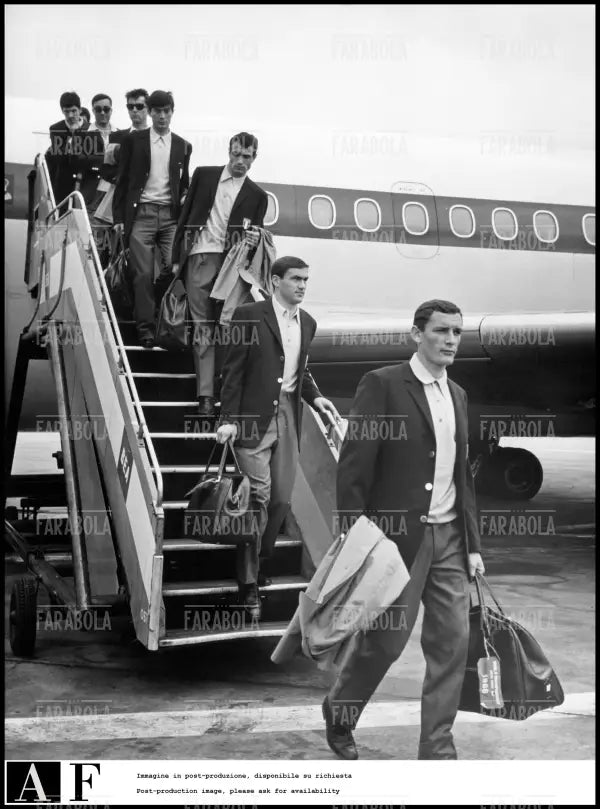 Riva, Burgnich, Landini, Juliano e Meroni arrivano a Londra, Mondiali di calcio in Inghilterra, 1966 - Farabola Immagine digitale