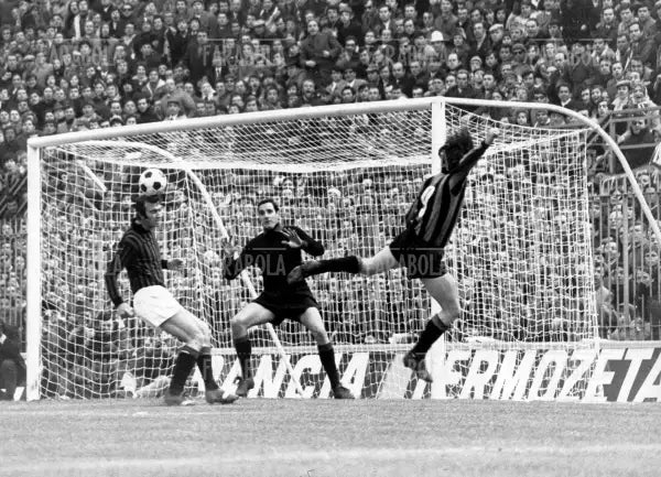 Roberto Boninsegna e Fabio Cudicini, Milan vs Inter, 1971 - Farabola Immagine digitale