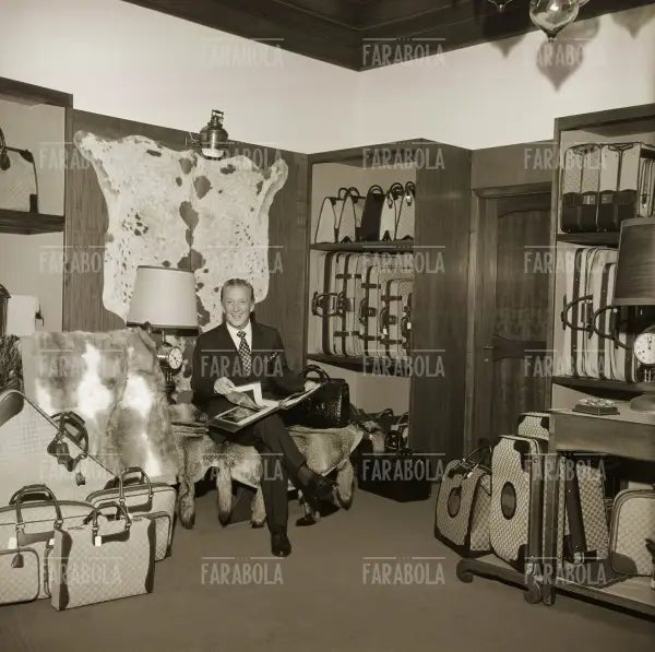 Rodolfo Gucci nel suo negozio in via Montenapoleone, Milano, 1971 - Farabola Immagine digitale
