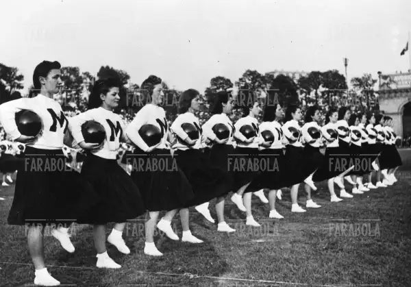 Saggio ginnico delle Giovani Italiane all'Arena Civica, Milano, 1939 - Farabola Immagine digitale