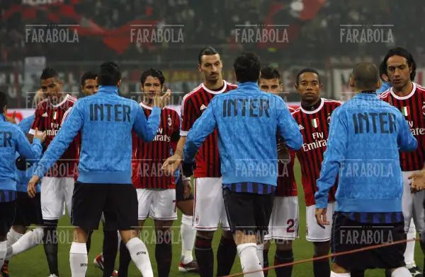 Saluto a inizio partita, Milan vs Inter, 2012 - Farabola Immagine digitale