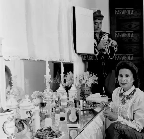 Salvador Dalì con la moglie Gala a Port Lligat, 1957 - Farabola Immagine digitale