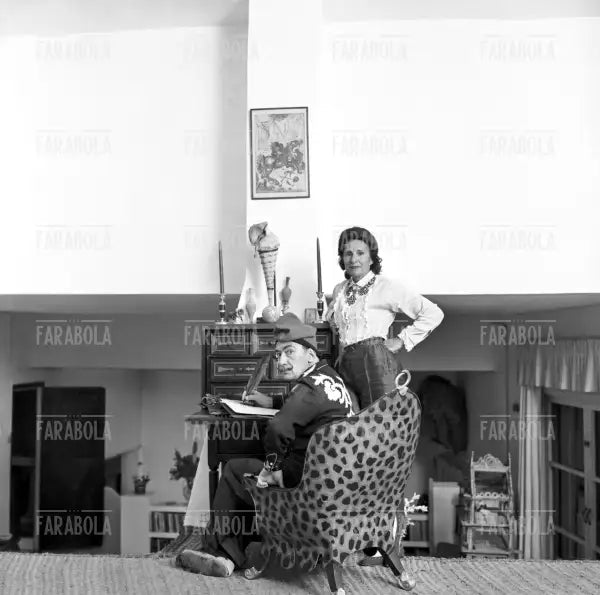 Salvador Dalì con la moglie Gala a Port Lligat, 1957 - Farabola Immagine digitale