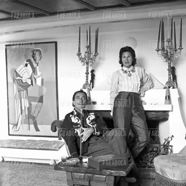 Salvador Dalì con la moglie Gala a Port Lligat, 1957 - Farabola Immagine digitale