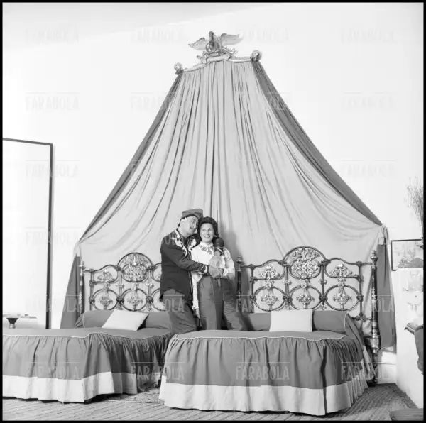 Salvador Dalì con la moglie Gala a Port Lligat, 1957 - Farabola Immagine digitale