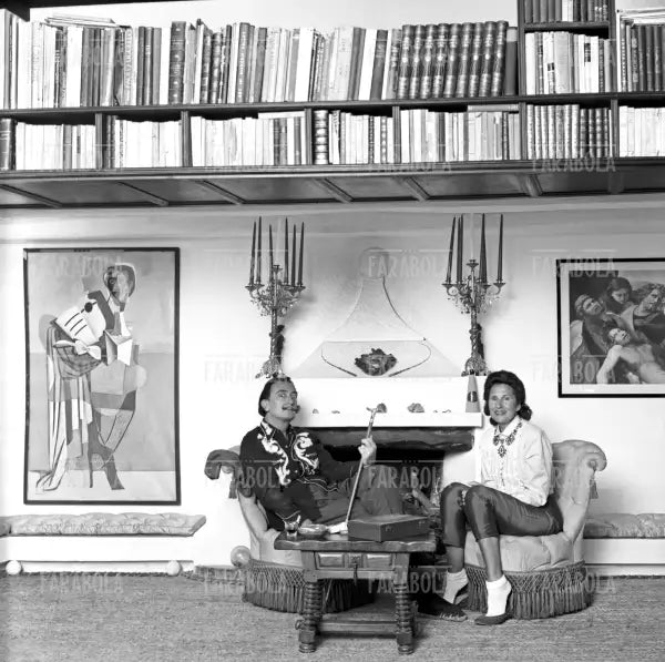 Salvador Dalì con la moglie Gala a Port Lligat, 1957 - Farabola Immagine digitale