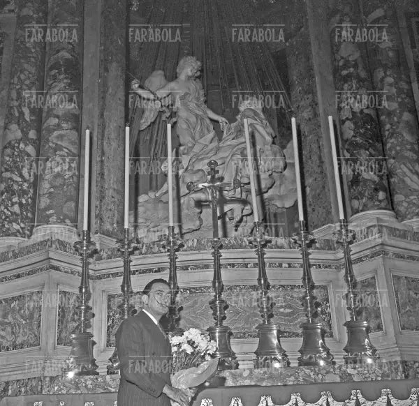 Salvador Dalì davanti all'Estasi di Santa Teresa di Bernini, Roma, 1954 - Farabola Immagine digitale