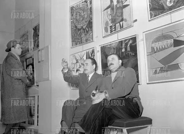 Salvatore Quasimodo e Carlo Cardazzo, Galleria del Naviglio, Milano, 1954 - Farabola Immagine digitale