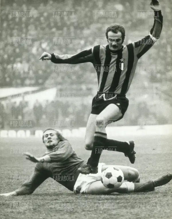 Sandro Mazzola in azione, Milano, 1972 - Farabola Immagine digitale
