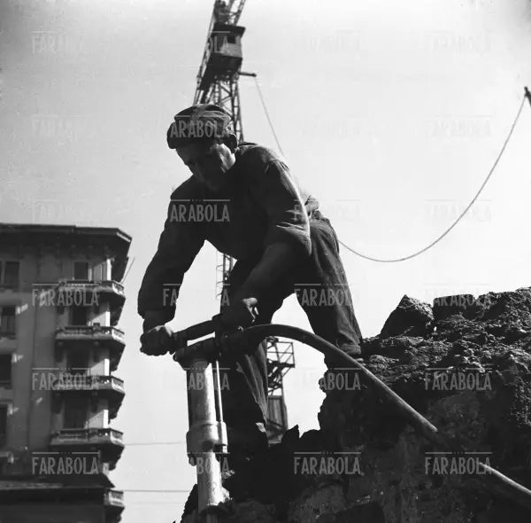 Scavi tra le macerie a Milano, 1948 - Farabola Immagine digitale