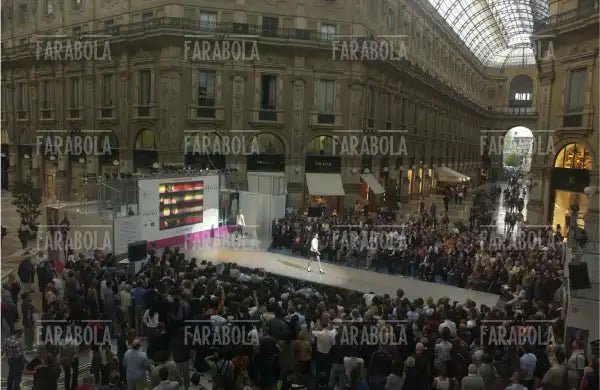 Sfilata di Moschino in Galleria Vittorio Emanuele II, Milano, 2004 - Farabola Immagine digitale