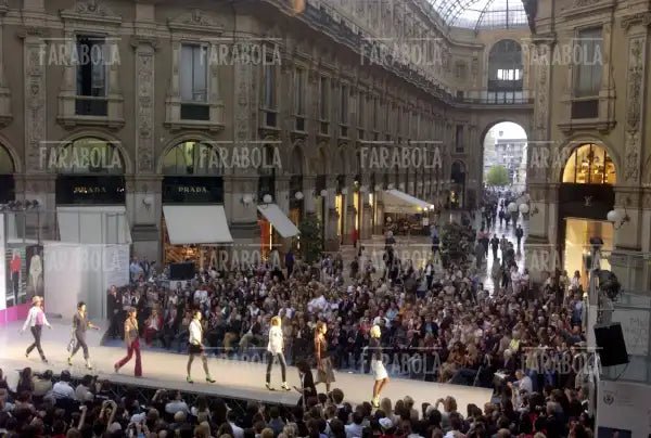 Sfilata di Moschino in Galleria Vittorio Emanuele II, Milano, 2004 - Farabola Immagine digitale