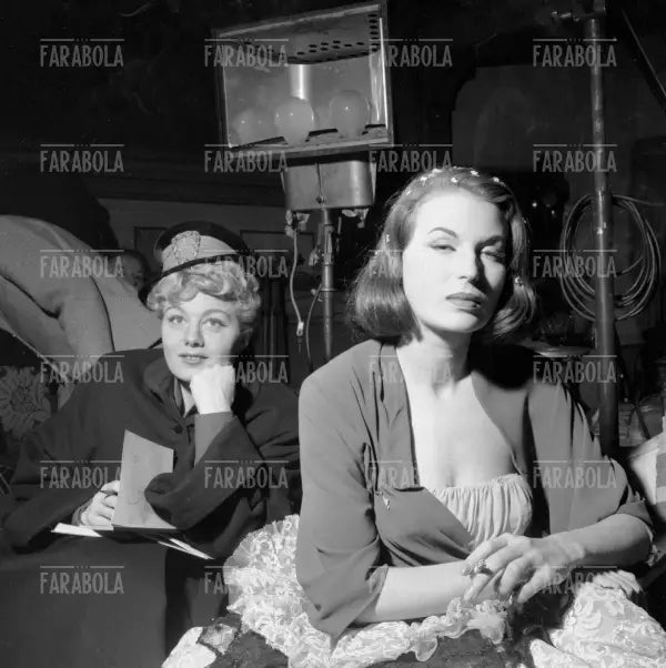 Shelley Winters e Silvana Mangano sul set di Mambo, 1954 - Farabola Immagine digitale