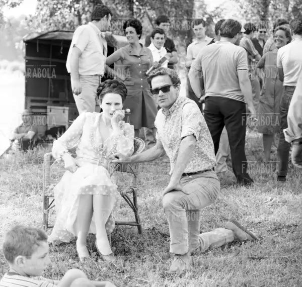 Silvana Mangano e Pier Paolo Pasolini sul set del film Edipo Re, 1967 - Farabola Immagine digitale