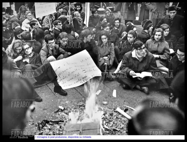 Sit - in degli studenti dell'Università Cattolica, Milano, 1968 - Farabola Immagine digitale