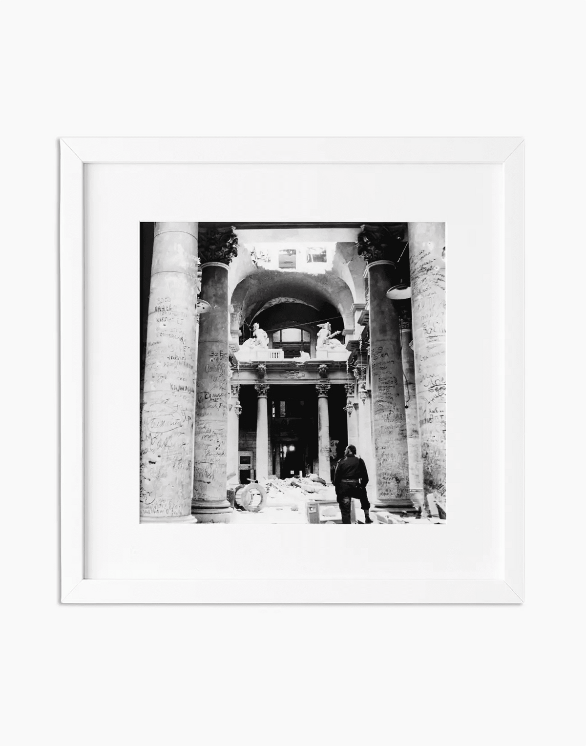 Soldato tra le rovine del Reichstag, Berlino 1945 — stampa fine art con cornice bianca