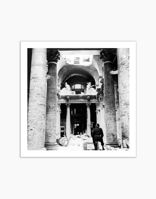 Soldato tra le rovine del Reichstag, Berlino 1945 — stampa fine art