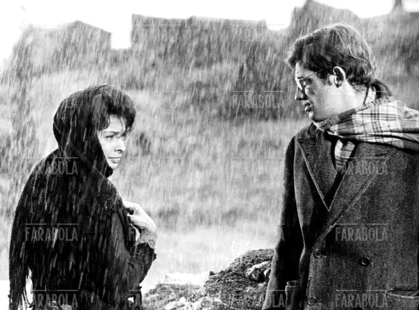 Sophia Loren e Jean - Paul Belmondo ne La Ciociara, 1960 - Farabola Immagine digitale
