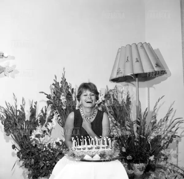 Sophia Loren festeggia 25 anni, Capri, 1959 - Farabola Immagine digitale