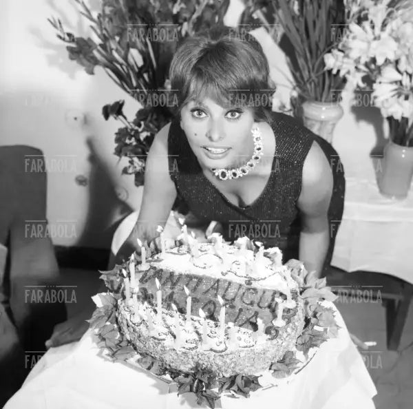 Sophia Loren festeggia 25 anni, Capri, 1959 - Farabola Immagine digitale