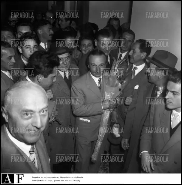 Spedizione al K2, Ardito Desio arriva a Linate, Milano, 1954 - Farabola Immagine digitale