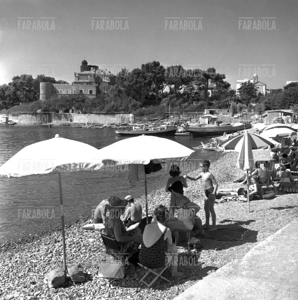 Spiaggia a Santa Marinella, 1964 - Farabola Immagine digitale