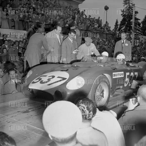 Stirling Moss e Denis Jenkison su Maserati 450 S Fantuzzi, Mille Miglia, 1957 - Farabola Immagine digitale