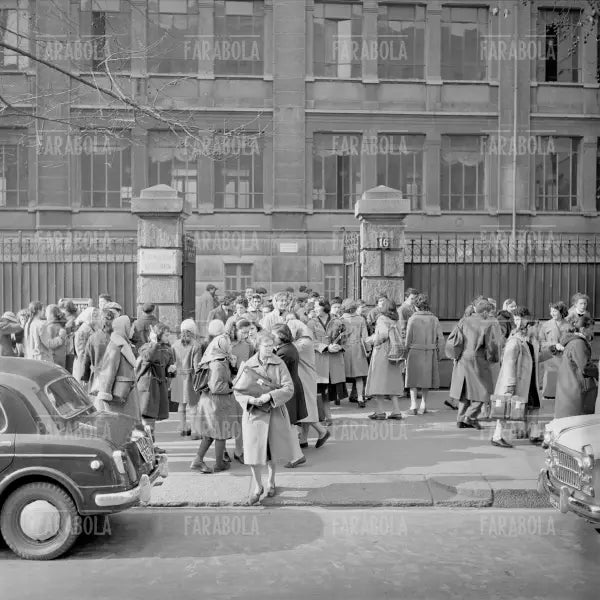 Studenti all'uscita dall'Istituto Magistrale Carlo Tenca, Milano, 1958 - Farabola Immagine digitale
