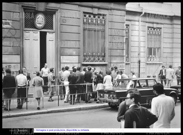 Studenti davanti al liceo Berchet, Milano, 1969 - Farabola Immagine digitale