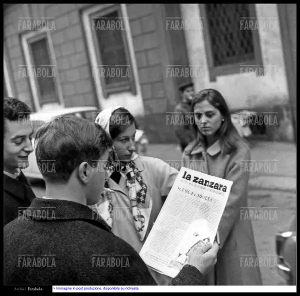Studenti leggono La Zanzara fuori dal liceo Parini, Milano, 1966