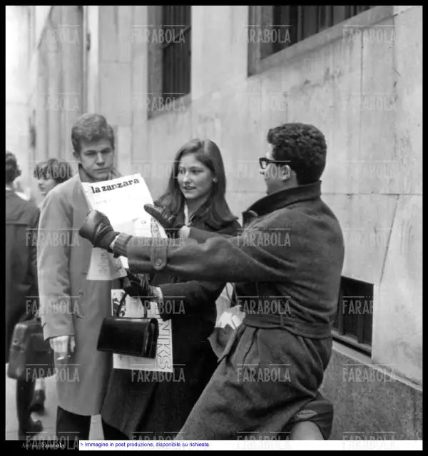 Studenti leggono La Zanzara fuori dal Liceo Parini, Milano, 1966 - Farabola Immagine digitale