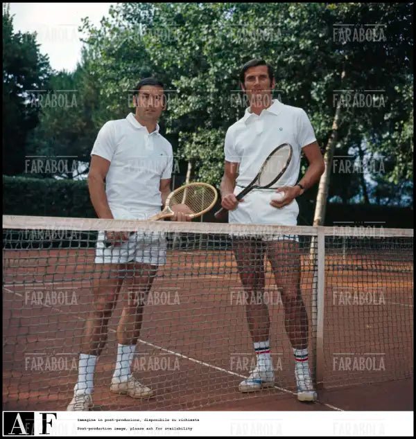 Tarcisio Burgnich e Giacinto Facchetti giocano a tennis, anni 70 - Farabola Immagine digitale