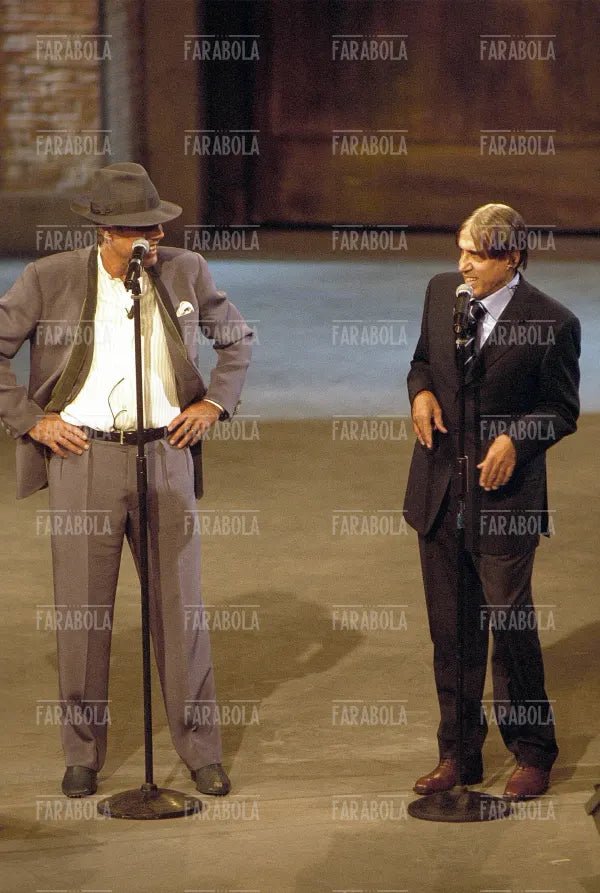 Teo Teocoli nei panni di Celentano e Adriano Celentano, Francamente me ne infischio, 1999 - Farabola Immagine digitale