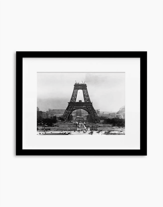 Torre Eiffel in costruzione, Parigi 1888 — stampa fine art con cornice nera