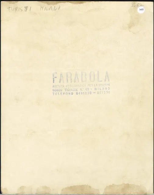 Turisti a Milano anni 60 Ft 3422 - Stampa 21x27 cm