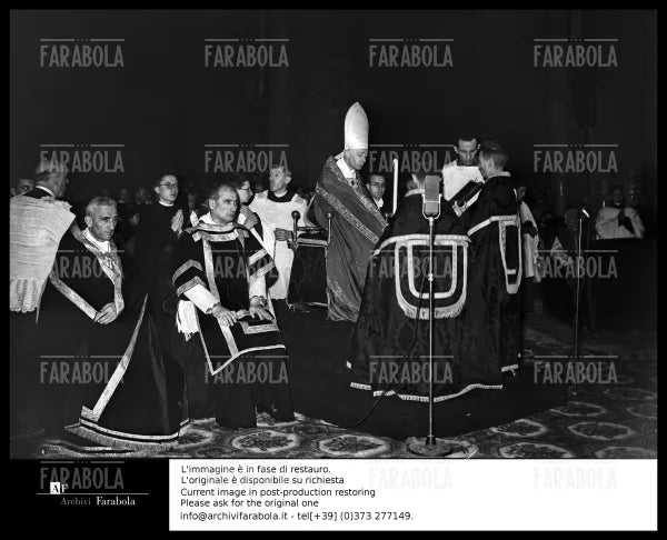 Uffici funebri in Duomo per le vittime del bombardamento di Gorla, Milano, 1944 - Farabola Immagine digitale