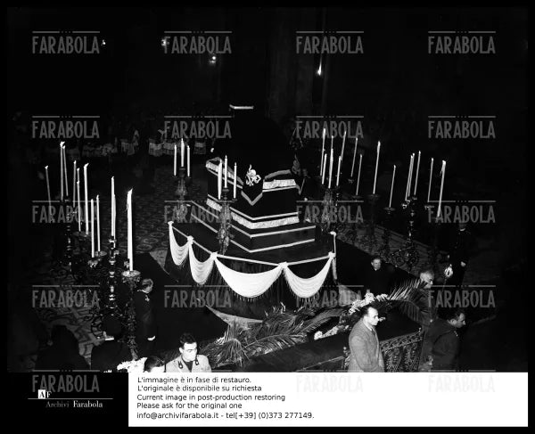 Uffici funebri in Duomo per le vittime del bombardamento di Gorla, Milano, 1944 - Farabola Immagine digitale
