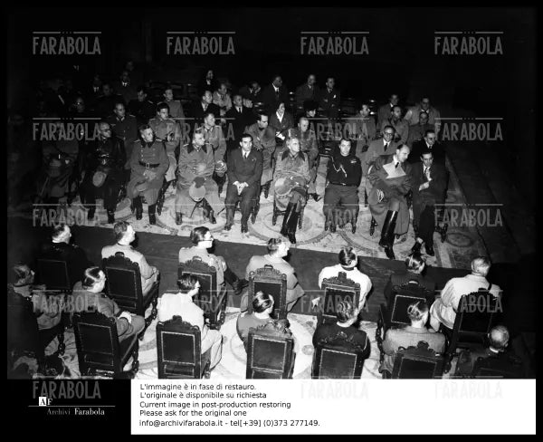 Uffici funebri in Duomo per le vittime del bombardamento di Gorla, Milano, 1944 - Farabola Immagine digitale