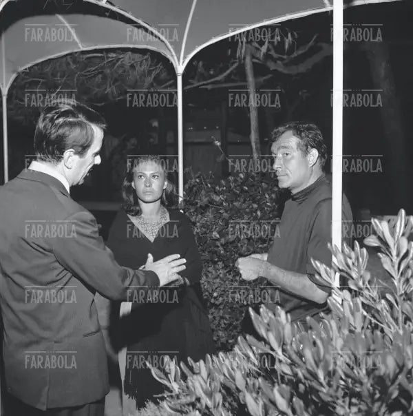 Ugo Tognazzi, Franca Bettoja e Sergio Bernardini alla Bussola, Forte dei Marmi, 1960 - Farabola Immagine digitale