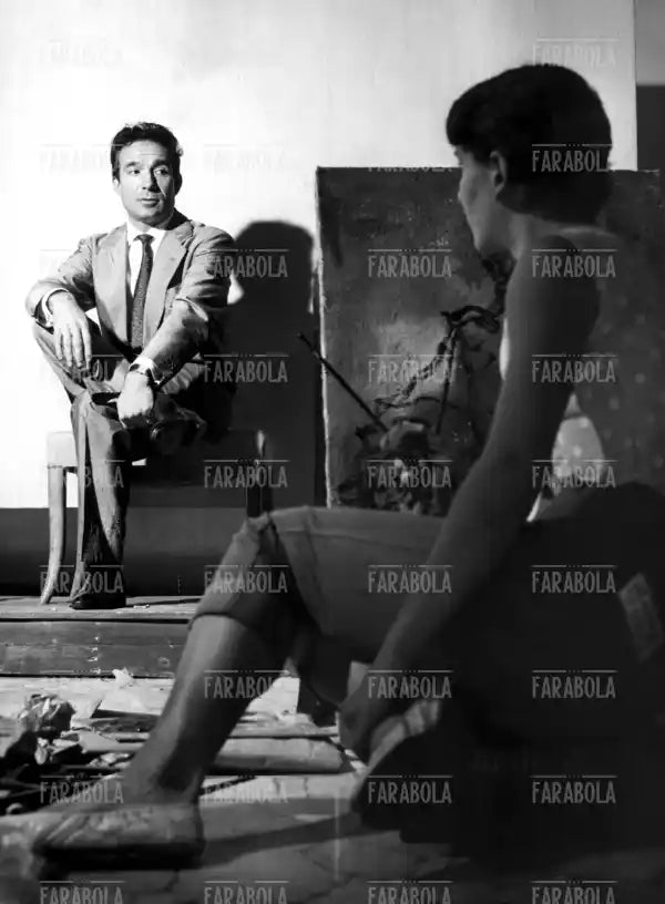 Ugo Tognazzi posa per un gruppo di pittori, Milano, 1957 - Farabola Immagine digitale