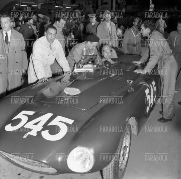 Umberto Maglioli su Ferrari 375 Plus, Mille Miglia, 1954 - Farabola Immagine digitale