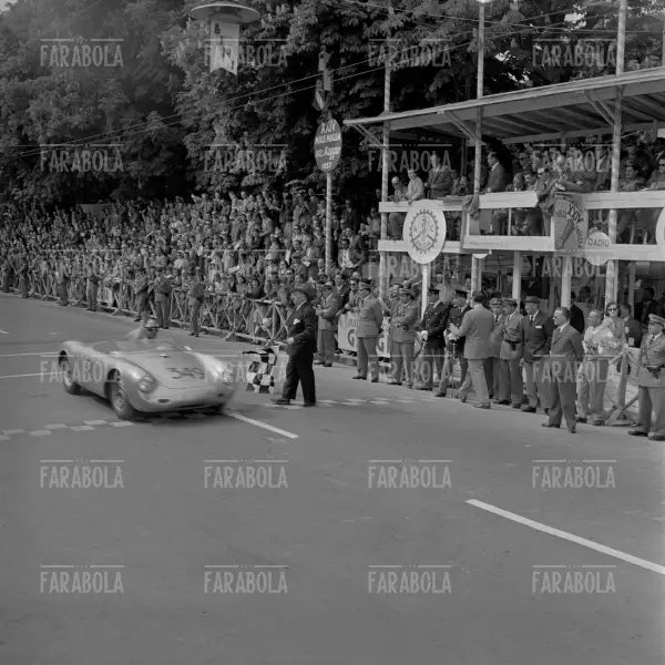 Umberto Maglioli su Porsche 550 RS, Mille Miglia, 1957 - Farabola Immagine digitale