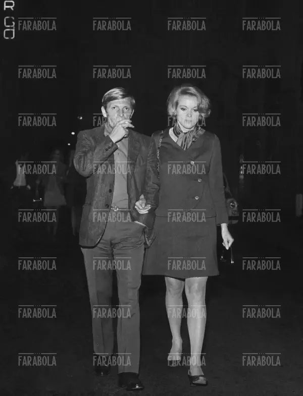 Umberto Orsini ed Ellen Kessler, Milano, 1968 - Farabola Immagine digitale