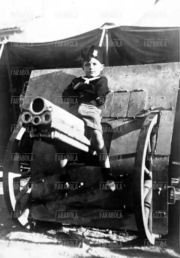 Un balilla a cavallo di una bocca di fuoco, Roma, 1933 - Farabola Immagine digitale