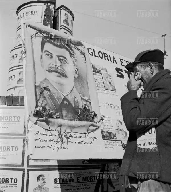 Un operaio in lacrime per la morte di Stalin, Milano, 1953 - Farabola Immagine digitale