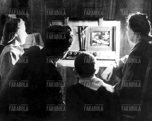 Una famiglia guarda la televisione, 1954 - Farabola Immagine digitale