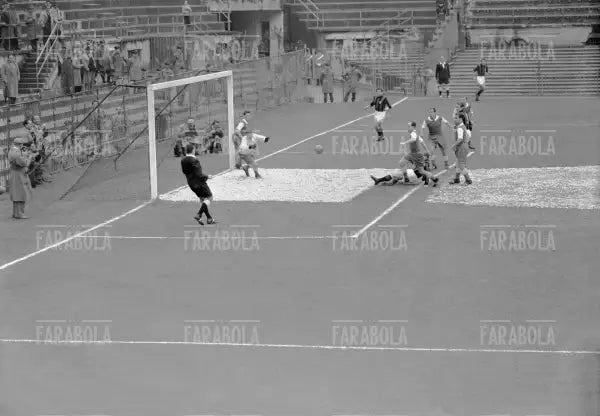 Un'azione di gioco, Milan vs Saarbrucken, 1955 - Farabola Immagine digitale
