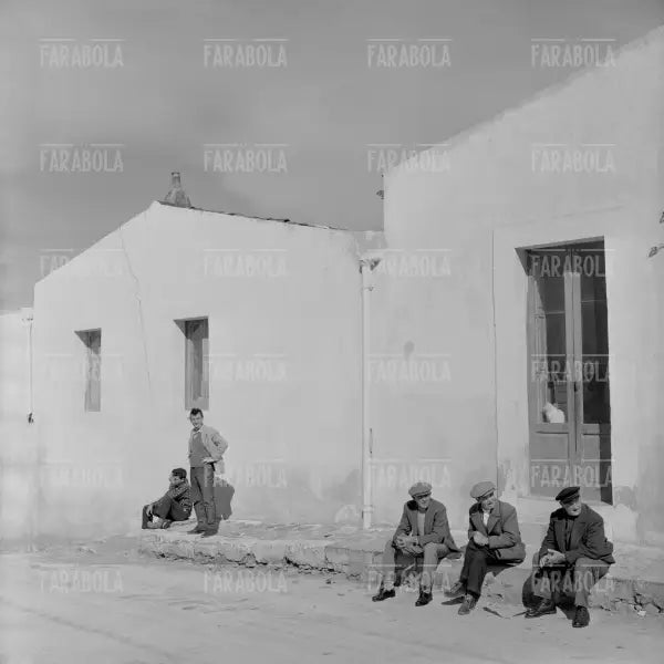 Uomini davanti a una casa, Augusta, 1960 - Farabola Immagine digitale