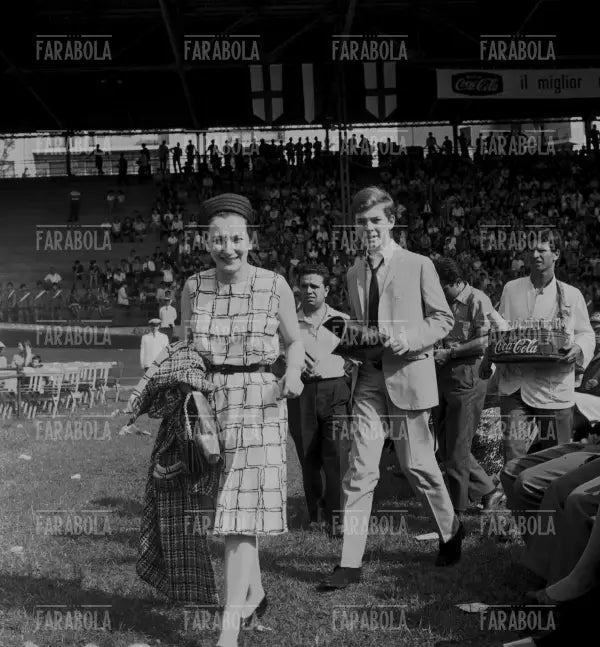 Valentina Cortese e il figlio Jakie Basehart al concerto dei Beatles, Milano, 1965 - Farabola Immagine digitale