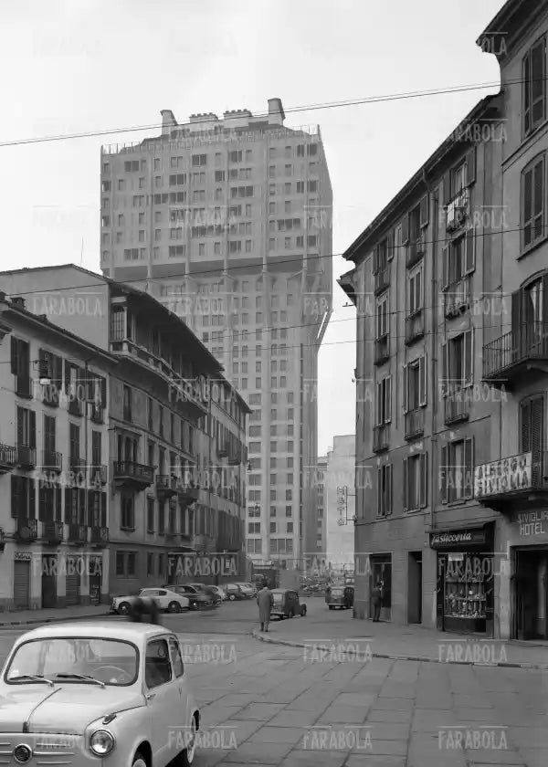 Veduta della Torre Velasca, Milano, 1958 - Farabola Immagine digitale